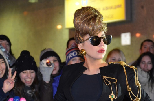 PHOTOS-Lady-GaGa-accueillie-en-grande-pompe-en-Russie_reference