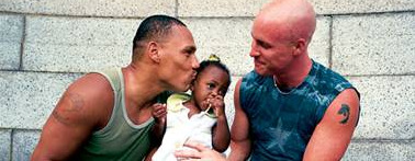 Suisse : les homos autorisés à adopter l’enfant de leur partenaire