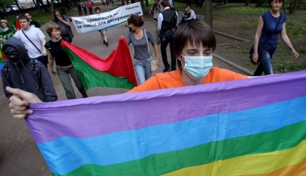 119214_des-membres-de-la-communaute-gay-russe-lors-d-un-rassemblement-a-moscou-le-22-mai-2011