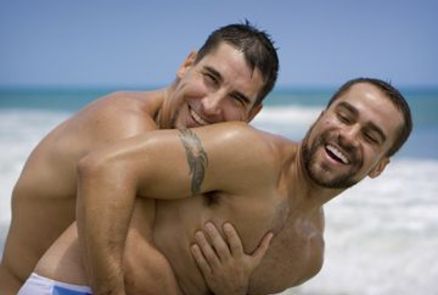hk_gay_couple_beach_20095614_165637