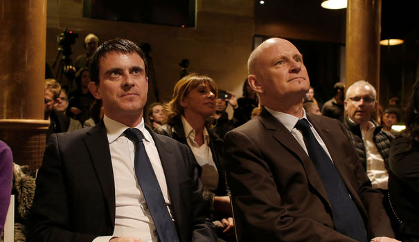 le-ministre-de-l-interieur-manuel-valls-g-avec-le-candidat-socialiste-a-la-mairie-du-ive-ardt-christophe-girard-le-6-mars-2014-a-paris_4823524