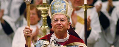 Le 1er évêque gay de l’Église épiscopale divorce de son mari