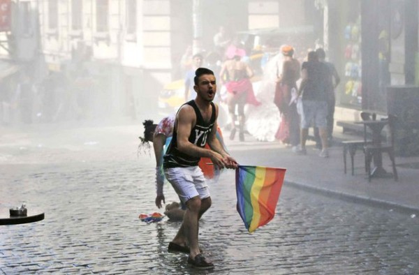 2048x1536-fit_participant-gay-pride-turque-istanbul-28-juin-2015