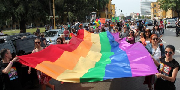 Roumanie-3-millions-de-signatures-deposees-contre-le-mariage-gay