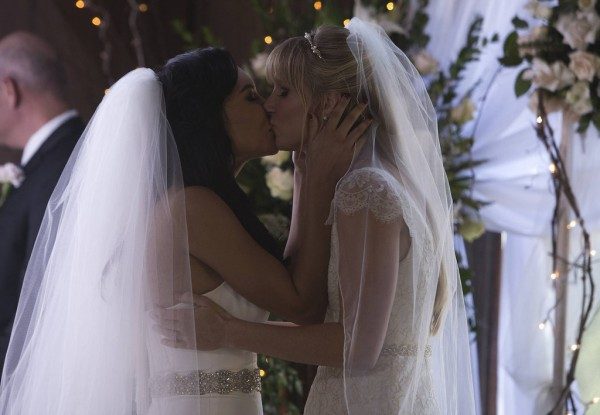 glee-santana-brittany-wedding-pictures-600x415