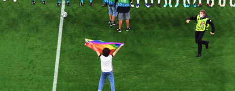 Euro : un activiste avec un drapeau LGBT perturbe l’hymne hongrois