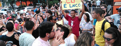 Brésil : un baiser collectif contre l’homophobie