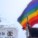 Un californien plante le drapeau arc-en-ciel en Ouganda