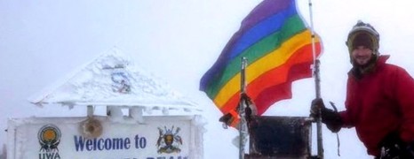 Un californien plante le drapeau arc-en-ciel en Ouganda
