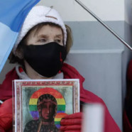 Pologne : 3 militantes acquittées après avoir auréolé la Vierge Marie d’un arc-en-ciel LGBT