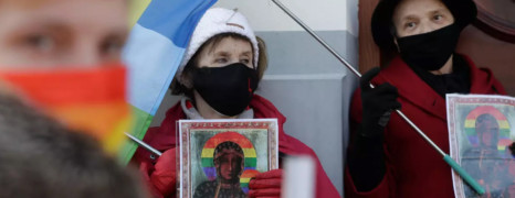 Pologne : 3 militantes acquittées après avoir auréolé la Vierge Marie d’un arc-en-ciel LGBT