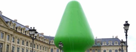 Etrange sculpture place Vendôme !