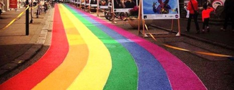 Gay Pride : une rue de Reykjavik aux couleurs de l’arc-en-ciel