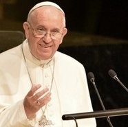 Le pape souhaite du bonheur à un couple parent gay