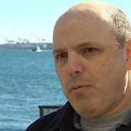 Un ex-soldat canadien gay attaque la Marine royale