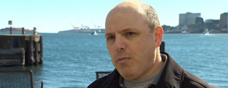 Un ex-soldat canadien gay attaque la Marine royale