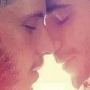 Madonna publie un baiser gay entre un arabe et un juif