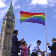 Canada : le premier ministre hisse le drapeau LGBT devant le parlement