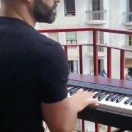 Un gay confiné joue du piano sur son balcon quand