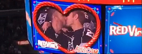 1er gay kiss cam lors d’un match de Hockey