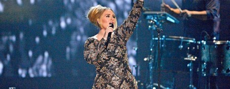 Adele propose à un couple gay d’être leur mère porteuse
