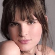 Un mannequin transgenre visage de L’Oréal Paris