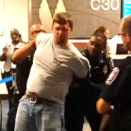 Vidéo : une agression homophobe à l’aéroport de Dallas