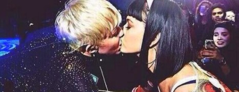 Vidéo : pourquoi Katy Perry n’a pas voulu du baiser langoureux de Miley Cyrus