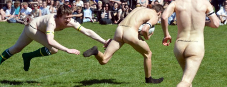 Des matchs de rugby entièrement nus !