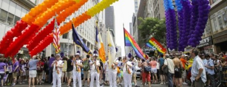 Orlando : la Gay pride de New York rend hommage aux victimes