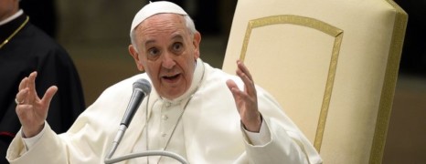 Le pape défend la bénédiction des personnes de même sexe