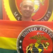 Un marines reçoit un drapeau arc-en-ciel