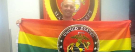 Un marines reçoit un drapeau arc-en-ciel