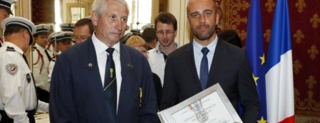 Xavier Jugelé reçoit une médaille d’honneur à titre posthume