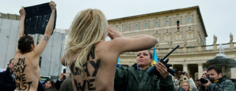 Les Femen interpellent le Pape